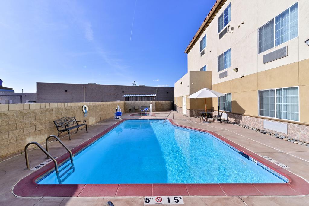 Comfort Suites Бейкерсфилд Экстерьер фото