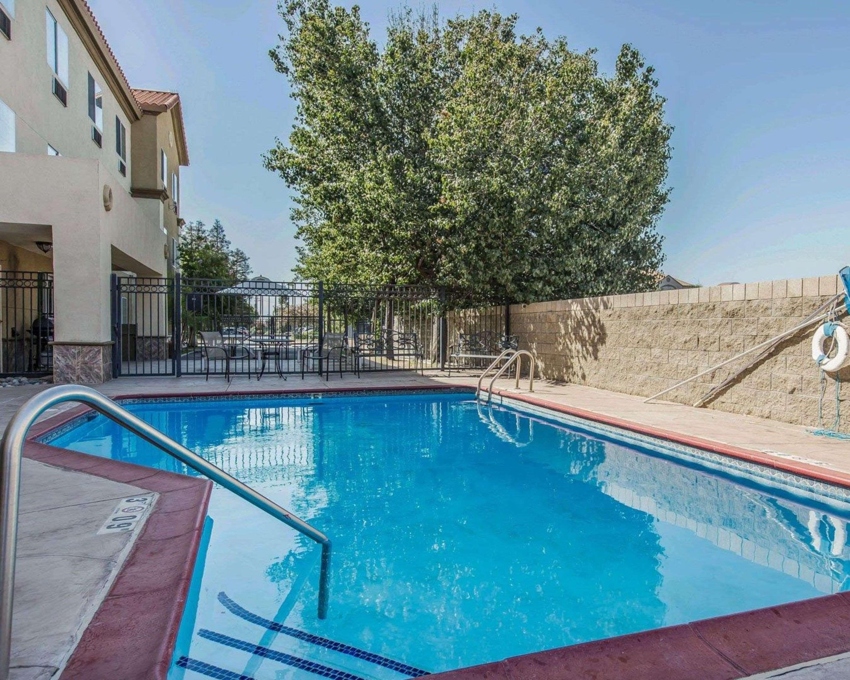 Comfort Suites Бейкерсфилд Экстерьер фото